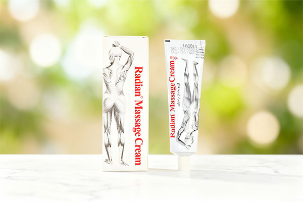 کرم ماساژ رادیان روی سطح مرمری سفید
