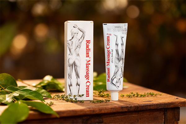 کرم ماساژ رادیان در کنار عناصر طبیعی
