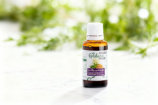 تصویر قطره شیرافزا گل دارو روی سطح مرمر سفید