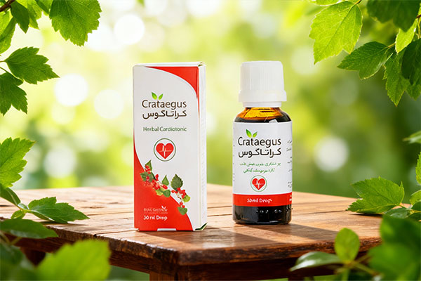 قطره کراتاگوس ایران داروک در کنار برگ&zwnj;های سبز