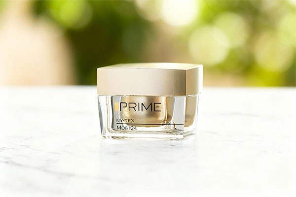 تصویر کرم مرطوب کننده 24 ساعته پریم روی سطح مرمر سفید