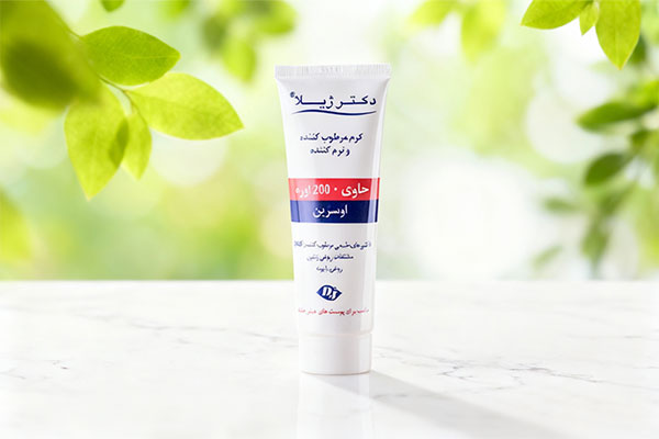 تصویر کرم مرطوب کننده اوره 10 درصد دکتر ژیلا روی سطح مرمر سفید