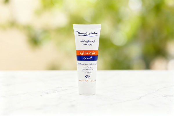 کرم مرطوب کننده 5 درصد اوره دکتر ژیلا روی سطح مرمری سفید
