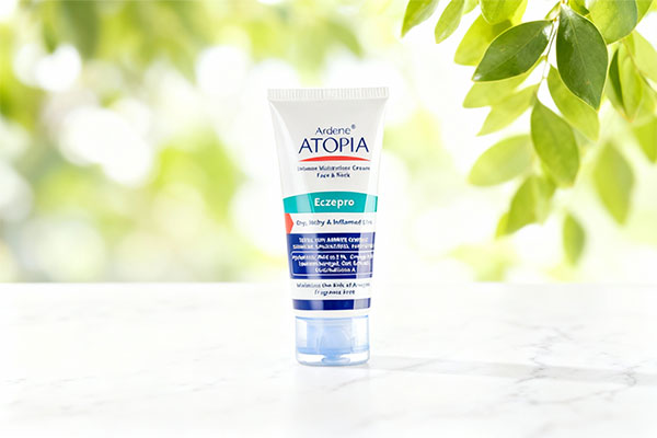 کرم مرطوب کننده صورت و گردن آتوپیا آردن روی سطح مرمر سفید