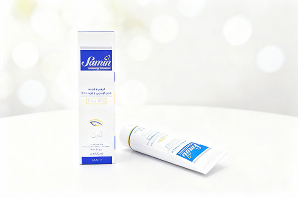 کرم نرم کننده اوسرین و اوره 10 درصد ثمین روی سطح سفید