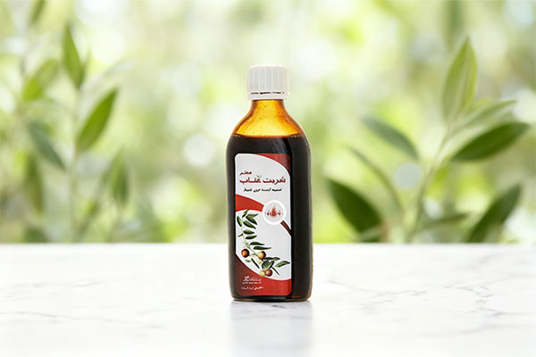 تصویر شربت عناب ایران داروک روی سطح مرمر سفید