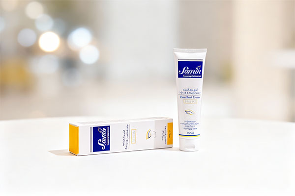 تصویر کرم نرم کننده اوسرین و اوره 5 درصد ثمین روی سطح سفید