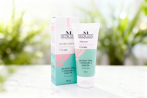 کرم مرطوب کننده پوست خشک مدیلن روی سطح مرمر سفید