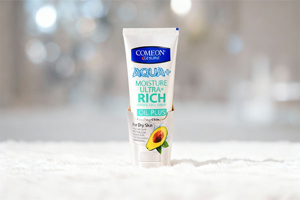 کرم مرطوب کننده پوست خشک کامان روی سطح سفید