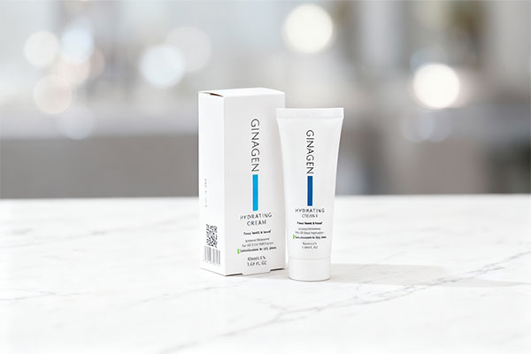 تصویر کرم آبرسان پوست چرب ژیناژن روی سطح مرمر سفید