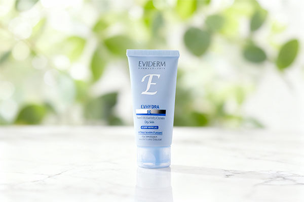 کرم آبرسان پوست خشک اوی هیدرا اویدرم روی سطح مرمر سفید