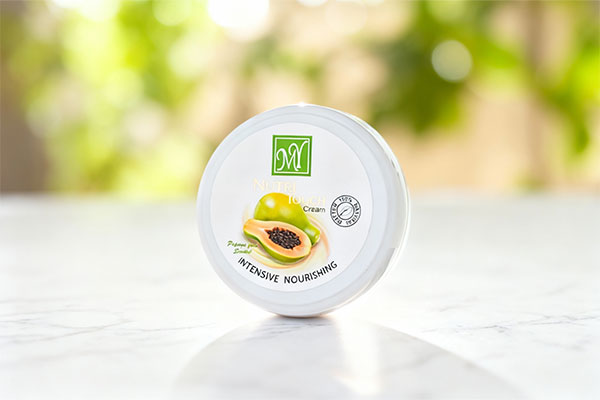 تصویر کرم مغذی و نرم کننده قوی نوتری تاچ مای کاسه ای روی سطح مرمر سفید