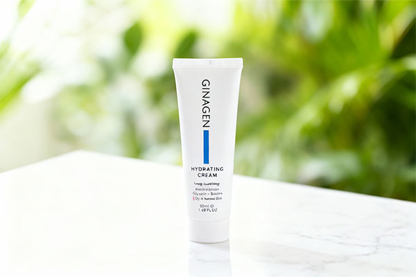 کرم آبرسان پوست خشک و معمولی ژیناژن روی سطح مرمر سفید