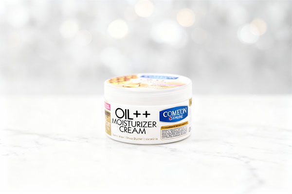 کرم مرطوب کننده پوست خیلی خشک کامان روی سطح مرمر سفید