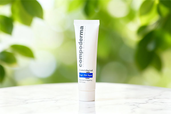 تصویر کرم مرطوب کننده سوپر ریچ ریپیر کامپودرما روی سطح مرمر سفید