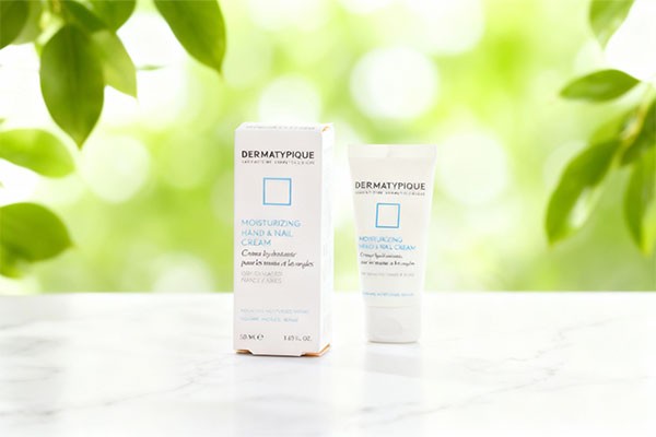 کرم مرطوب کننده پوست خشک درماتیپیک روی سطح مرمر سفید