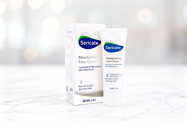 کرم مرطوب کننده صورت پوست خشک سری کیت روی سطح مرمر سفید