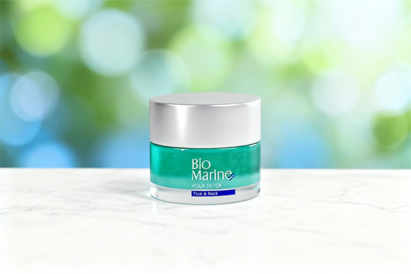 کرم آبرسان قوی پوست خشک آکوا دتوکس بایومارین روی سطح مرمر سفید