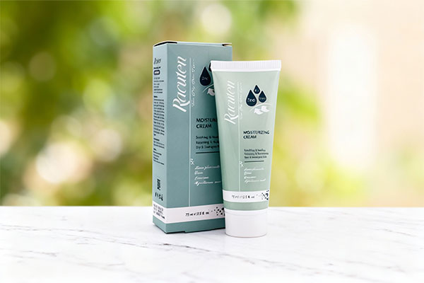 کرم مرطوب کننده پوست خشک و آسیب دیده راکوتن روی سطح مرمر سفید