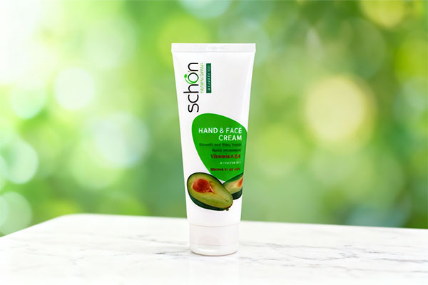 کرم آووکادو پوست خشک و معمولی شون روی سطح مرمر سفید