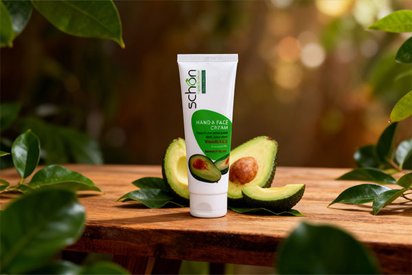 کرم آووکادو شون در کنار برگهای سبز و برشهای آووکادو