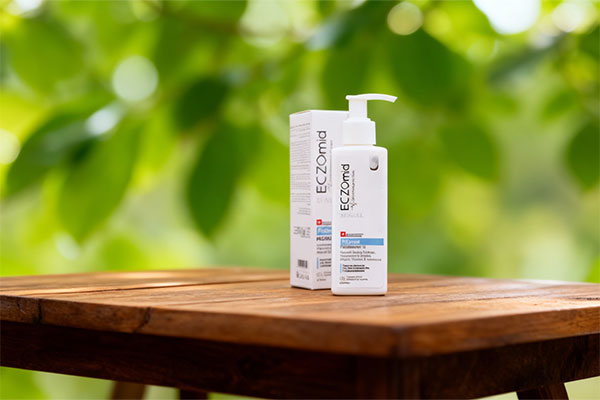 روغن پوست خشکی شدید اگزومید سی گل روی میز چوبی