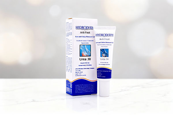 ژل مرطوب کننده قوی اوره 30 درصد هیدرودرم روی سطح مرمر سفید