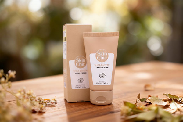 کرم مرطوب کننده دست پوست خشک شی باتر اسکین شیک روی میز چوبی