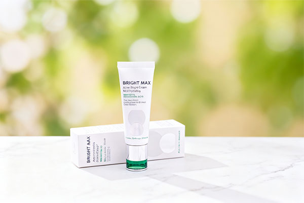 کرم مرطوب کننده پوست چرب برایت مکس روی سطح مرمر سفید