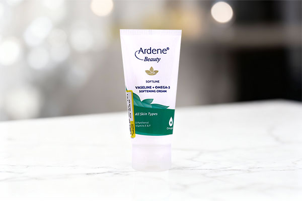 کرم نرم کننده وازلین و امگا 3 آردن بیوتی روی سطح مرمر سفید