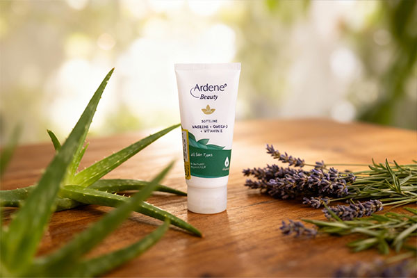 کرم نرم کننده وازلین و امگا 3 آردن بیوتی روی سطح مرمر سفید