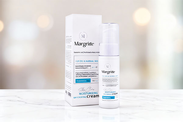 تصویر کرم آبرسان پوست خشک مارگریت روی سطح مرمر سفید