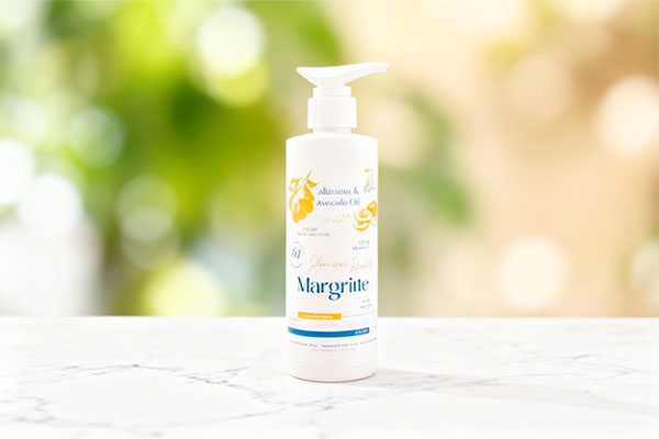 تصویر کرم مرطوب کننده آووکادو مارگریت روی سطح مرمر سفید