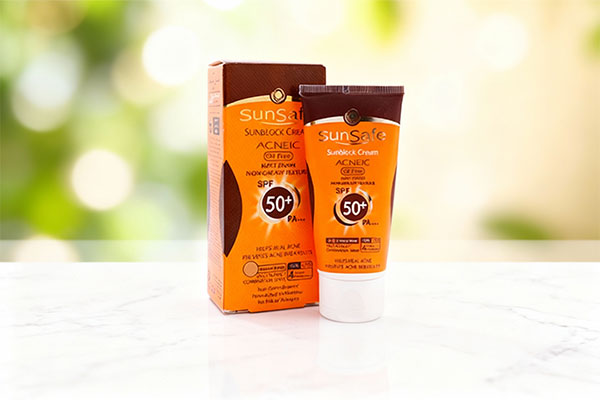 ضد آفتاب آنتی آکنه سان سیف روی سطح مرمر سفید