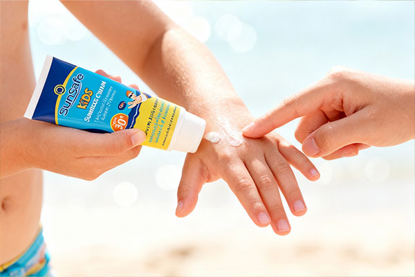 استفاده از کرم ضد آفتاب کودکان سان سیف روی دست کودک