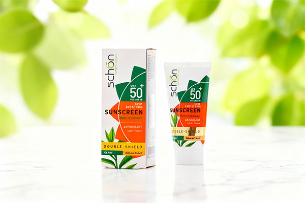 ضد آفتاب دابل شیلد شون روی سطح مرمری سفید