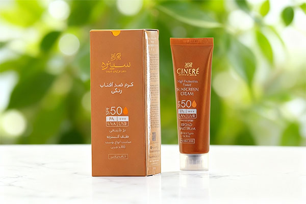 کرم ضد آفتاب رنگی SPF50 سینره روی سطح مرمر سفید