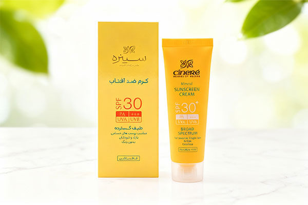 ضد آفتاب مینرال بی رنگ سینره روی سطح مرمر سفید