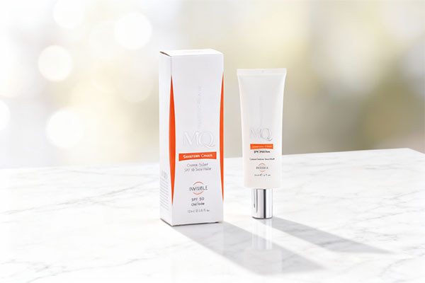 کرم ضد آفتاب فاقد چربی SPF50 ام کیو روی سطح مرمر سفید