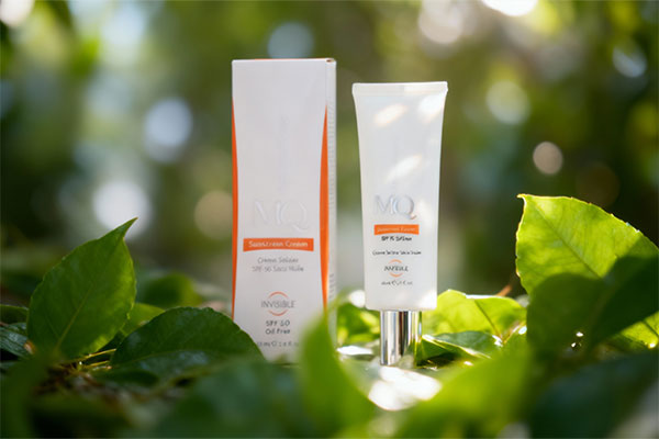 کرم ضد آفتاب SPF50 ام کیو در محیط طبیعی