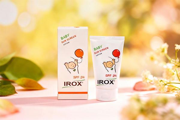 لوسیون ضد آفتاب کودکان SPF24 ایروکس روی پس&zwnj;زمینه ملایم