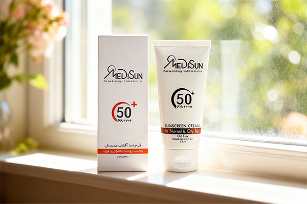 کرم ضد آفتاب بی رنگ پوست چرب مدیسان در نور طبیعی