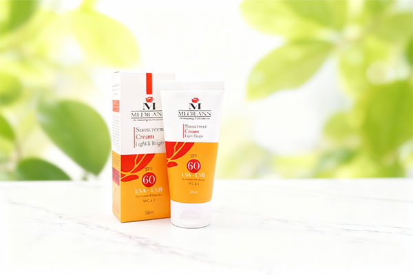ضد آفتاب رنگی SPF60 پوست معمولی و چرب مدیلن روی سطح مرمر سفید