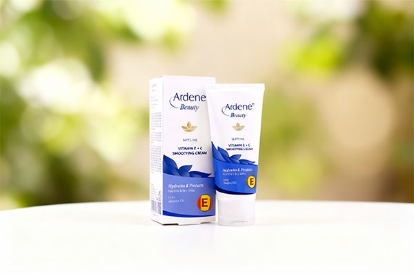 کرم نرم کننده ویتامین ای و سی آردن 50 گرم روی سطح سفید