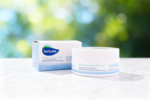 کرم مرطوب کننده پوست خشک سری کیت روی سطح مرمر سفید