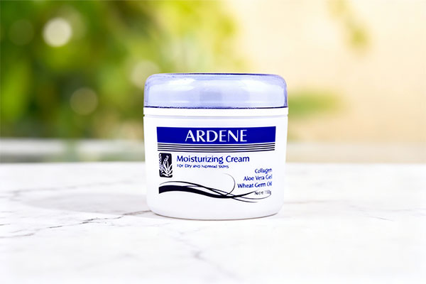 کرم مرطوب کننده آلوئه ورا و جوانه گندم آردن روی سطح مرمر سفید