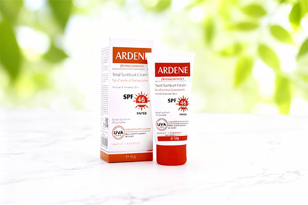 ضد آفتاب SPF46 فیزیکال آردن روی سطح مرمر سفید