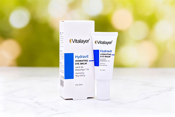 کرم آبرسان دور چشم هیدراویت ویتالیر روی سطح مرمر سفید