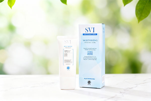 کرم مرطوب کننده پوست خشک اس وی آی روی سطح مرمر سفید