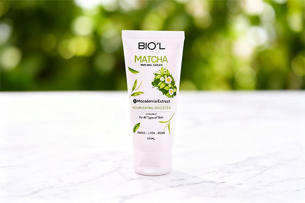 تصویر کرم مرطوب کننده ماچا بیول 60 میلی لیتری روی سطح مرمر سفید